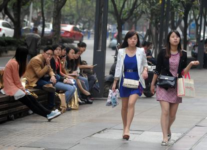 国足赢球 学生在宿舍楼道滑跪